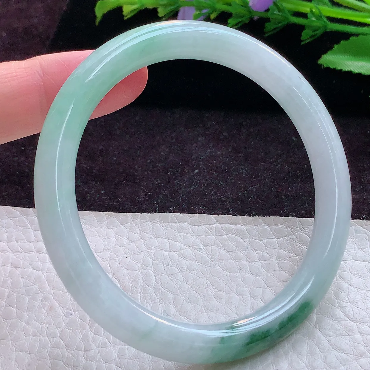 js实拍59*7.7*8美人镯 缅甸翡翠A货飘花秀气圆条玉手镯玉手环