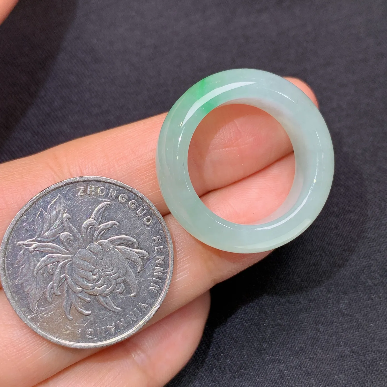 飘绿戒圈，指环，冰冰润润，玉质细腻，种水足 圈口18 尺寸8.2*4.7