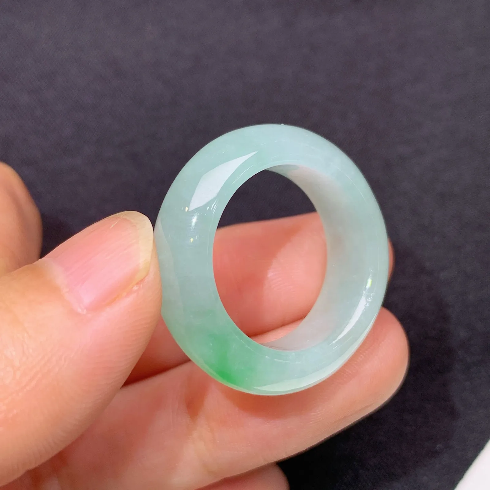 飘绿戒圈，指环，冰冰润润，玉质细腻，种水足 圈口18 尺寸8.2*4.7