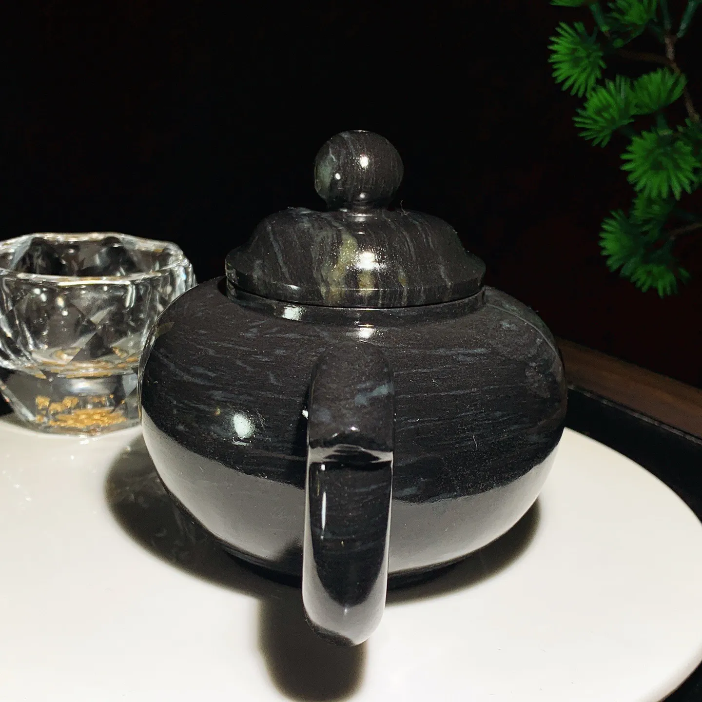 新疆和田玉青花把把把壶摆件。尺寸95/155/94/重445克 玉质细腻油润 底色纯净 脂粉好，品质好。lt251008