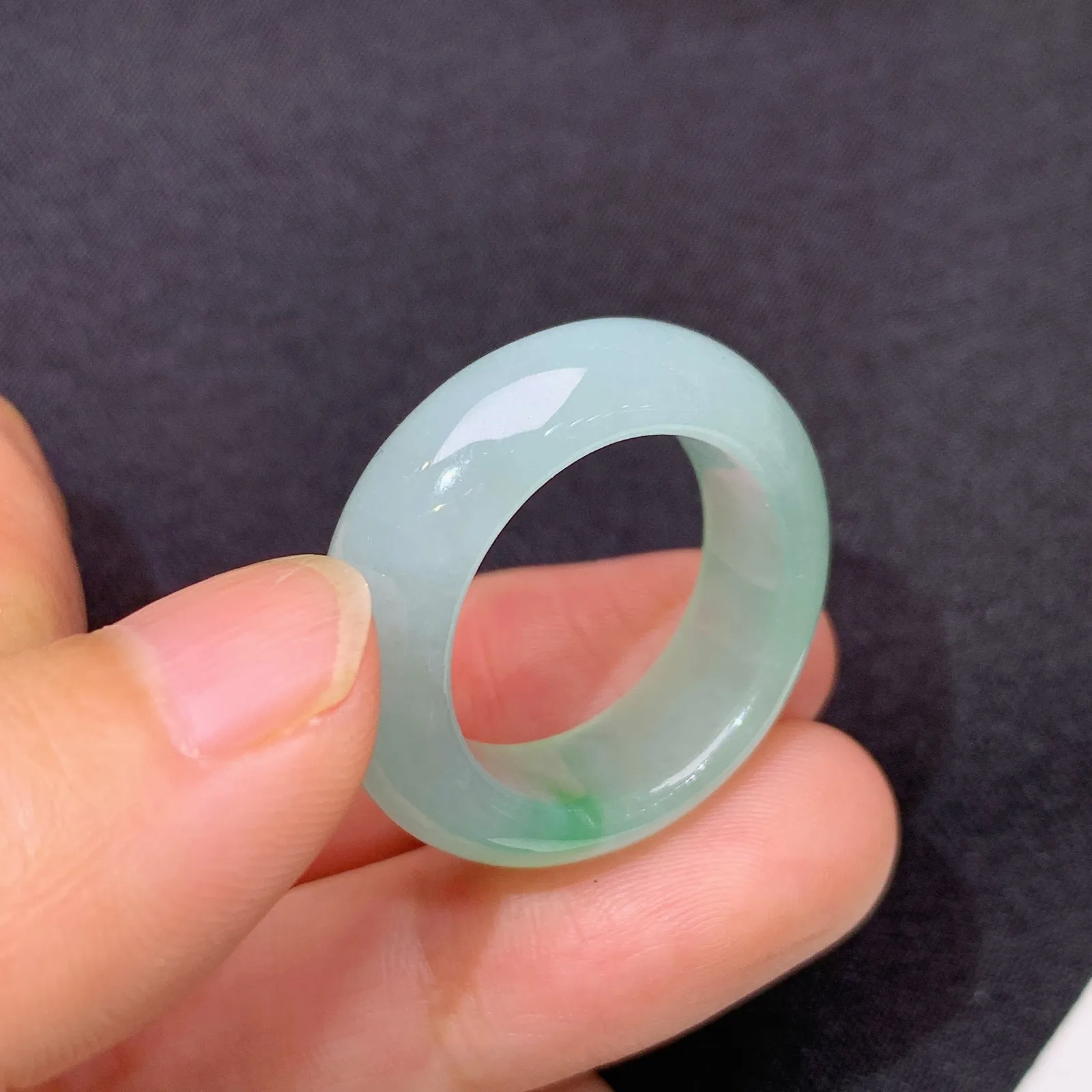 飘绿戒圈，指环，冰冰润润，玉质细腻，种水足 圈口18 尺寸8.2*4.7