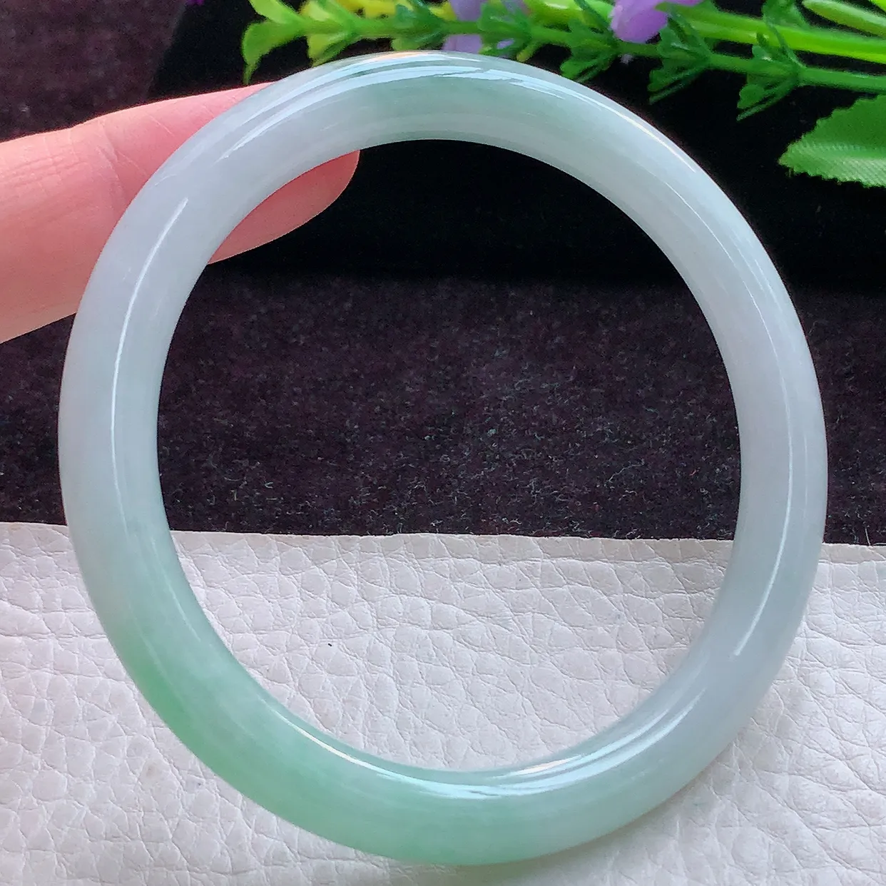 js实拍59*7.7*8美人镯 缅甸翡翠A货飘花秀气圆条玉手镯玉手环