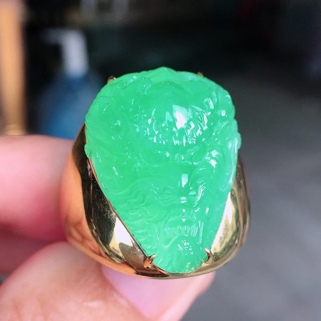 果绿龙头戒指，色泽均匀艳丽，玉质细腻，荧光感超
强，饱满圆润，尽显优雅气质，18k
金豪华镶嵌