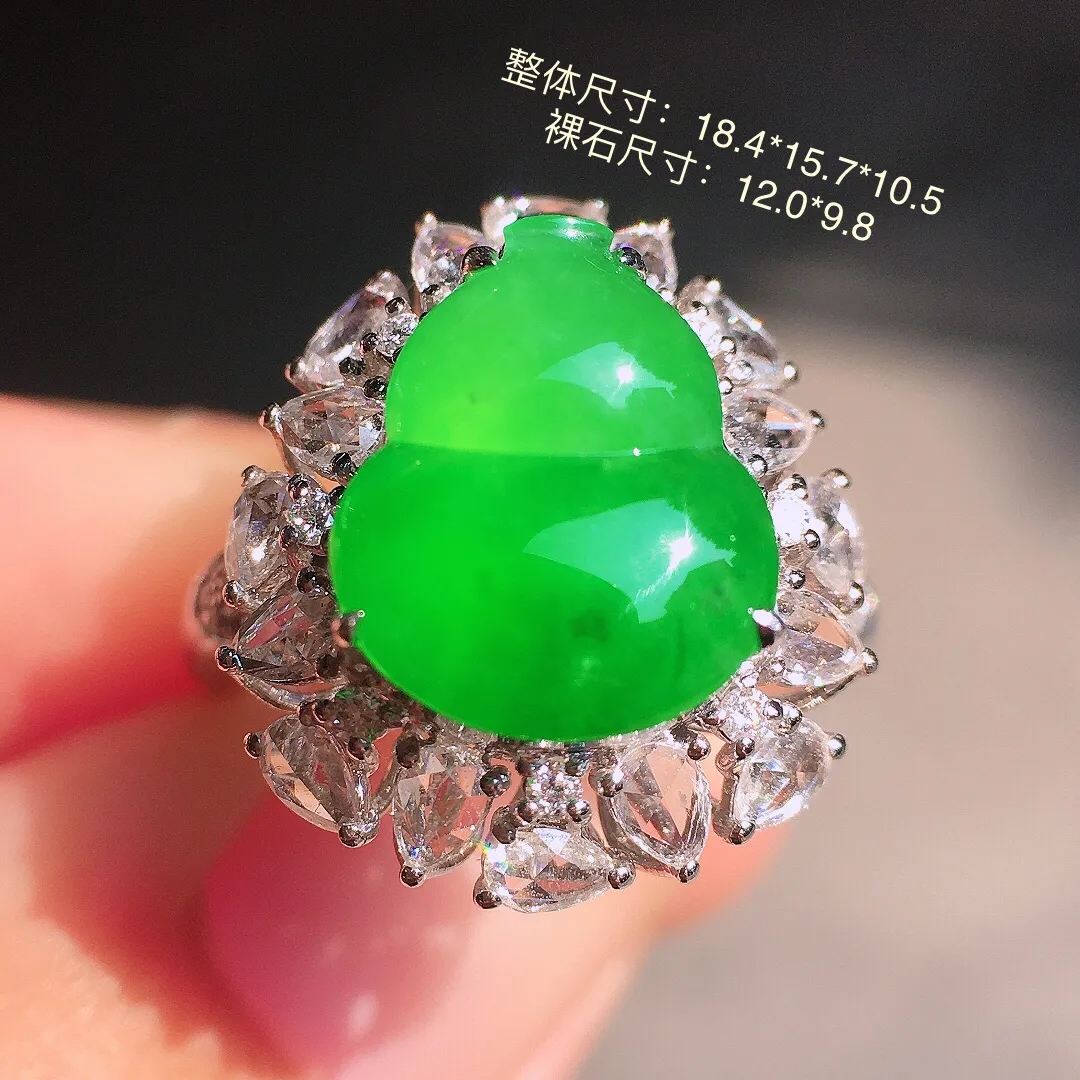 阳绿葫芦戒指，色泽均匀艳丽，玉质细腻，荧光感超
强，饱满圆润，尽显优雅气质，18k
金豪华镶嵌