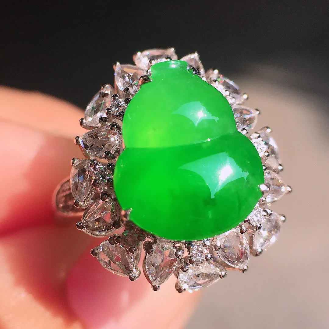 阳绿葫芦戒指，色泽均匀艳丽，玉质细腻，荧光感超
强，饱满圆润，尽显优雅气质，18k
金豪华镶嵌