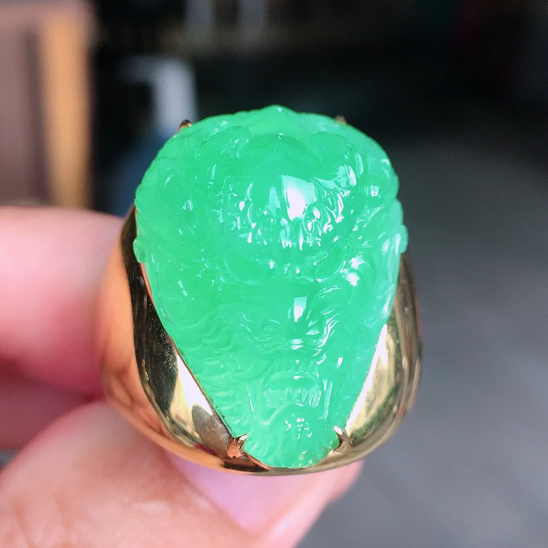 果绿龙头戒指，色泽均匀艳丽，玉质细腻，荧光感超
强，饱满圆润，尽显优雅气质，18k
金豪华镶嵌