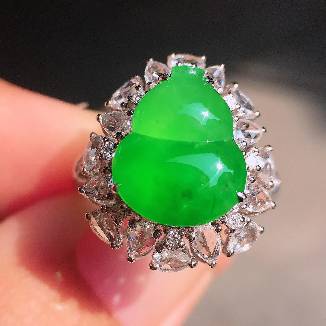 阳绿葫芦戒指，色泽均匀艳丽，玉质细腻，荧光感超
强，饱满圆润，尽显优雅气质，18k
金豪华镶嵌