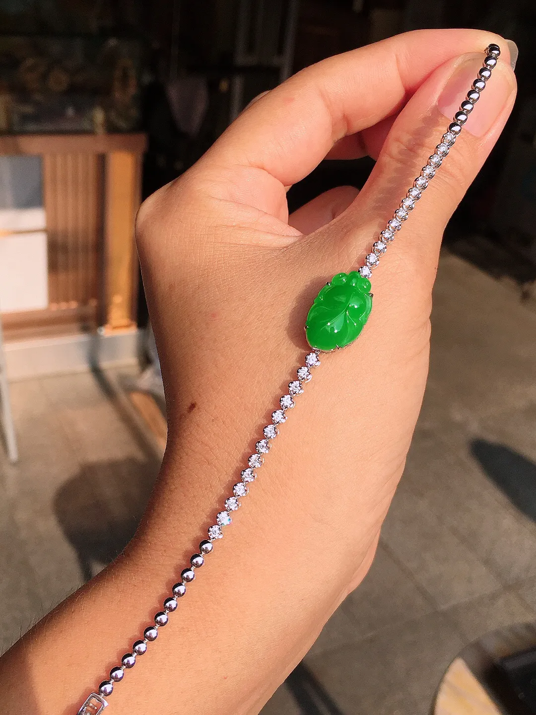 阳绿【连年有余】手链，色泽均匀艳丽，玉质细腻，荧光感超
强，饱满圆润，尽显优雅气质，18k
金豪华镶嵌