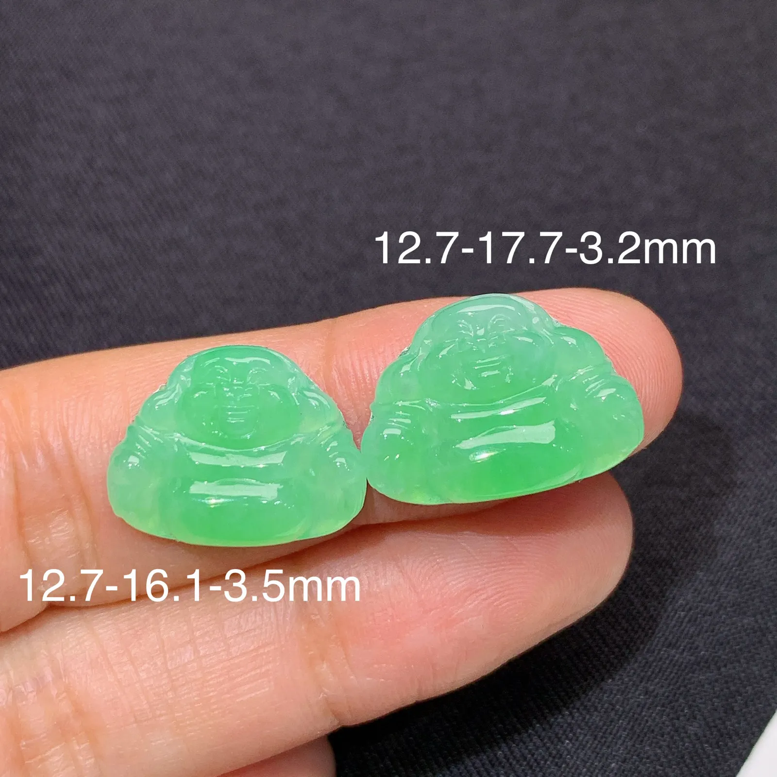 甜绿笑佛一对，镶嵌佳品，冰润色甜，玉质细腻， 尺寸12.7*17.7*3.2