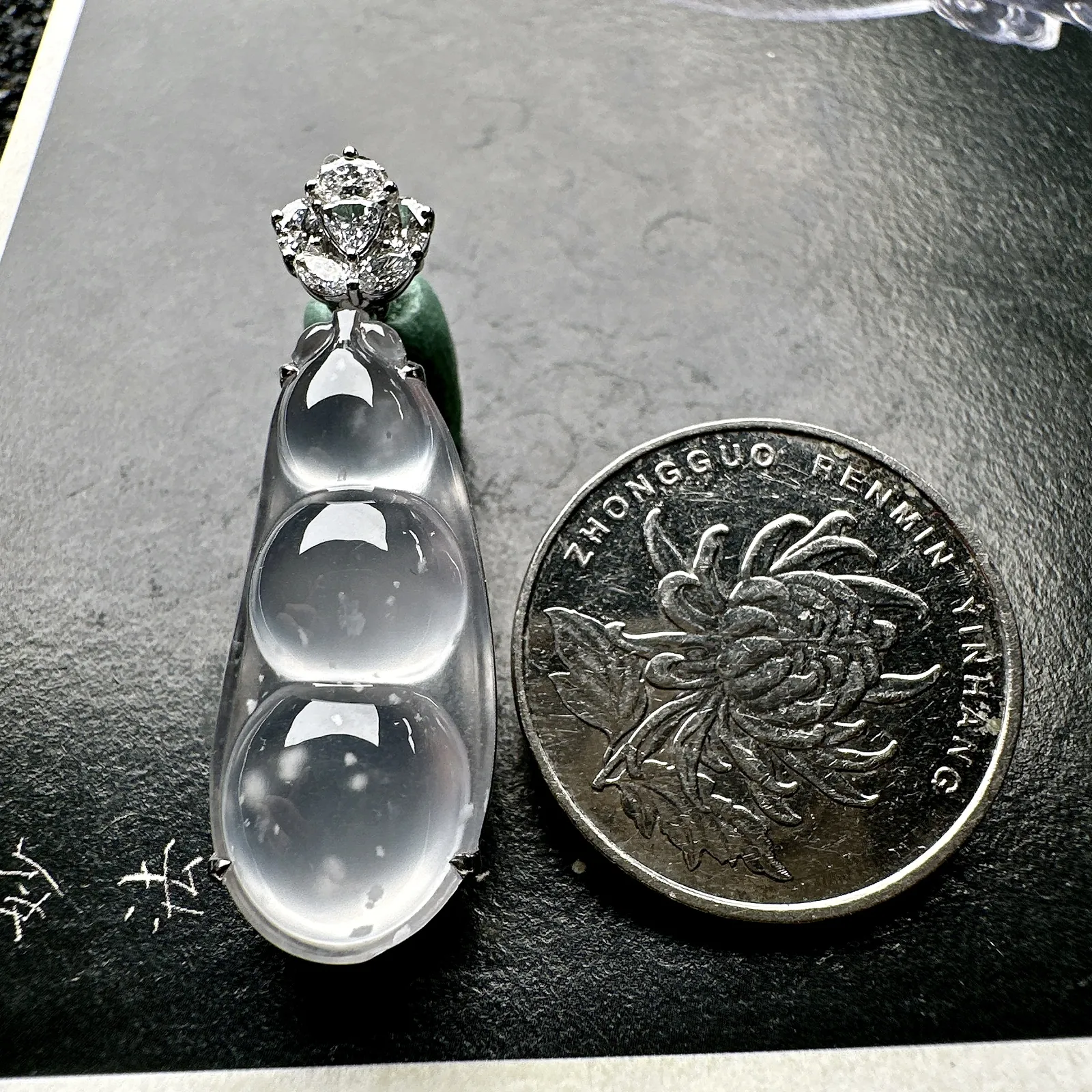 【玻璃种福豆吊坠】老坑料雪花棉，种地上乘，冰感十足，通透起光，饱满圆润，18k金钻镶嵌，裸石尺寸30.1*13*6.5毫米。