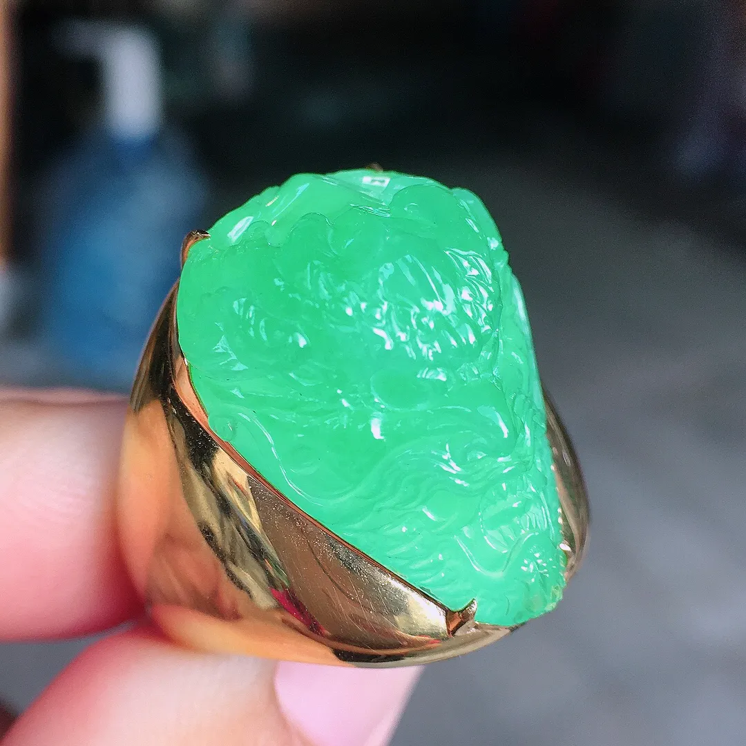 果绿龙头戒指，色泽均匀艳丽，玉质细腻，荧光感超
强，饱满圆润，尽显优雅气质，18k
金豪华镶嵌