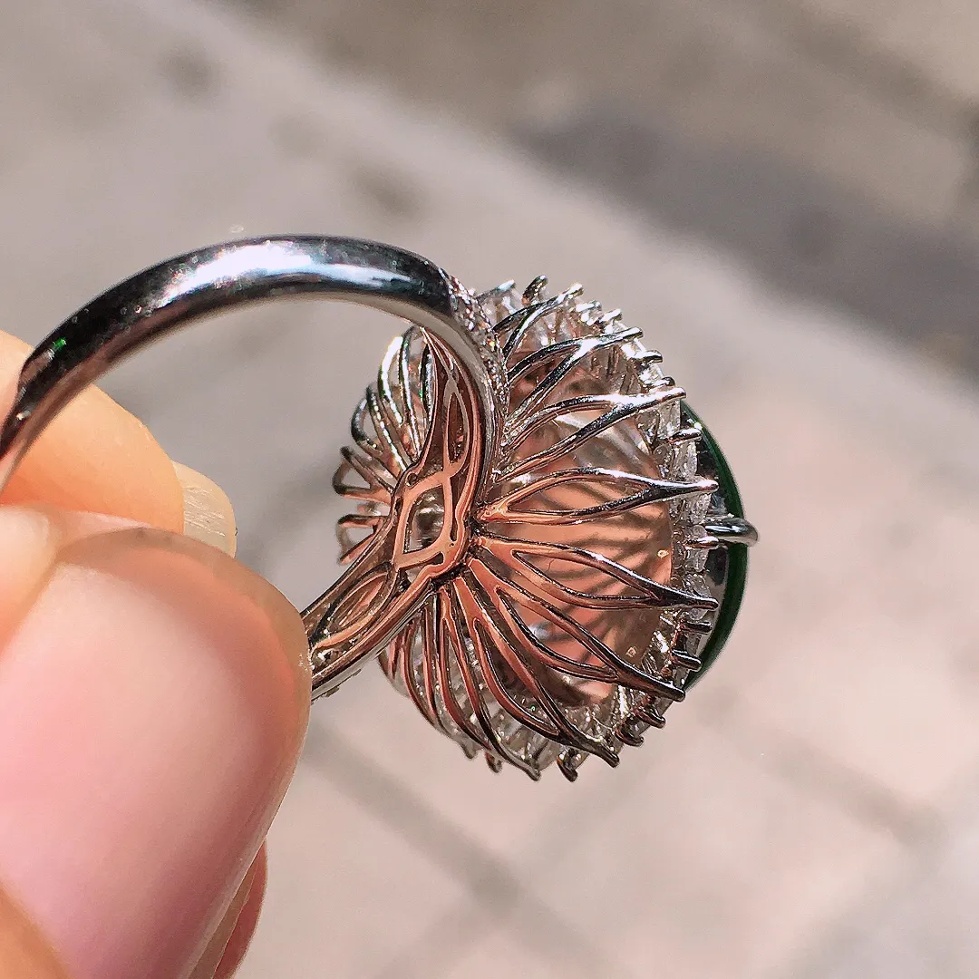 阳绿蛋面戒指，色泽均匀艳丽，玉质细腻，荧光感超
强，饱满圆润，尽显优雅气质，18k
金豪华镶嵌