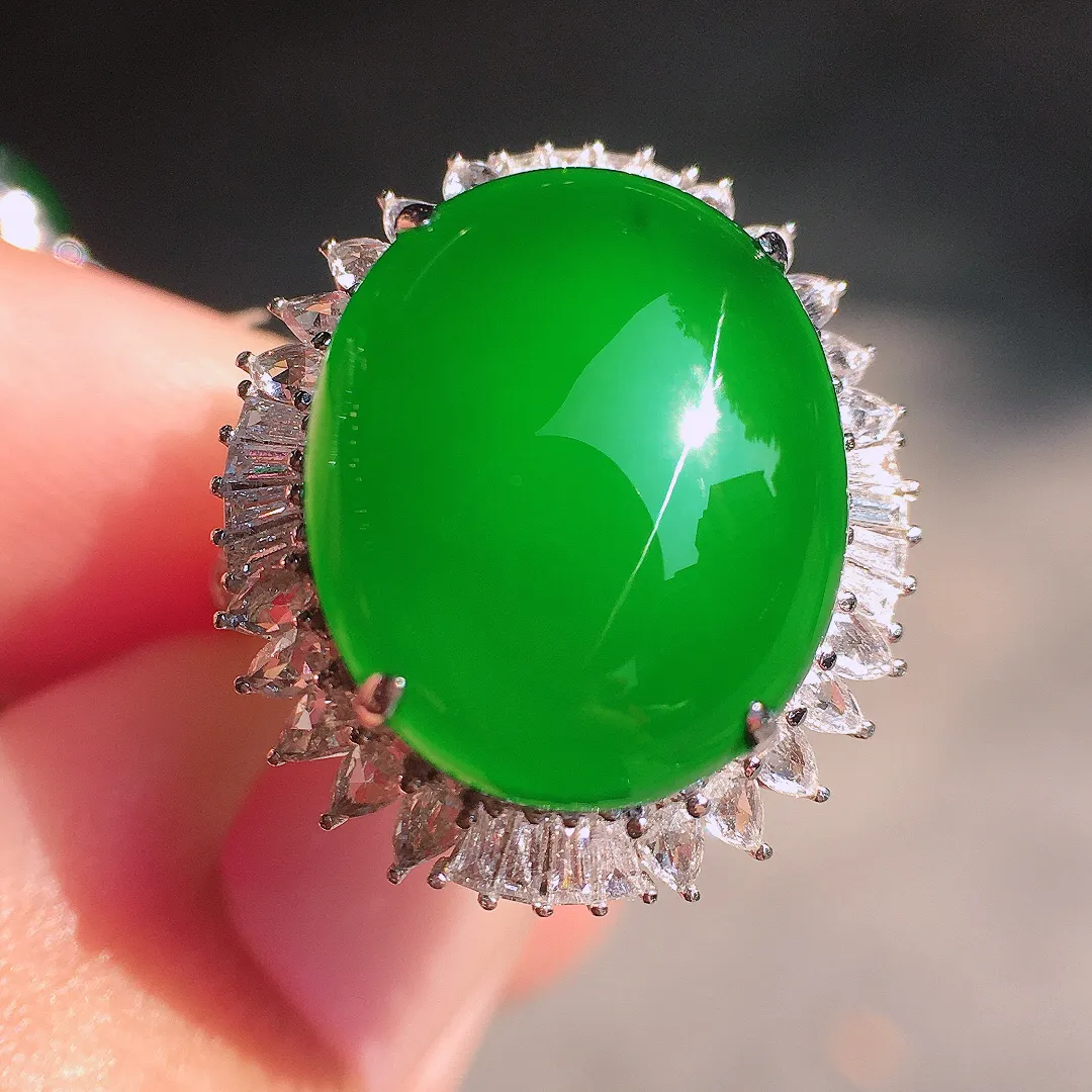 阳绿蛋面戒指，色泽均匀艳丽，玉质细腻，荧光感超
强，饱满圆润，尽显优雅气质，18k
金豪华镶嵌