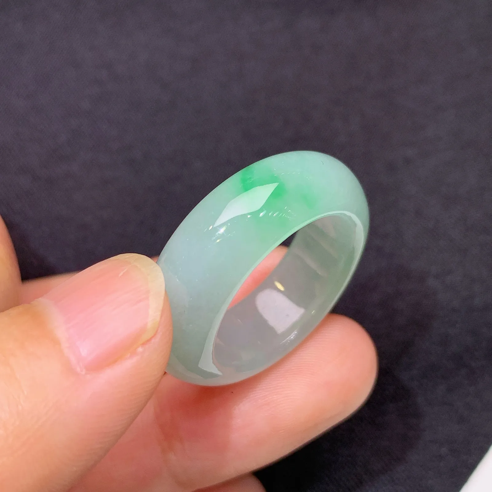 飘绿戒圈，指环，冰冰润润，玉质细腻，种水足 圈口18 尺寸8.2*4.7