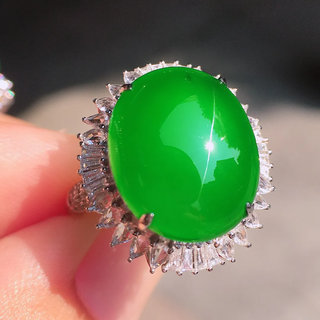 阳绿蛋面戒指，色泽均匀艳丽，玉质细腻，荧光感超
强，饱满圆润，尽显优雅气质，18k
金豪华镶嵌