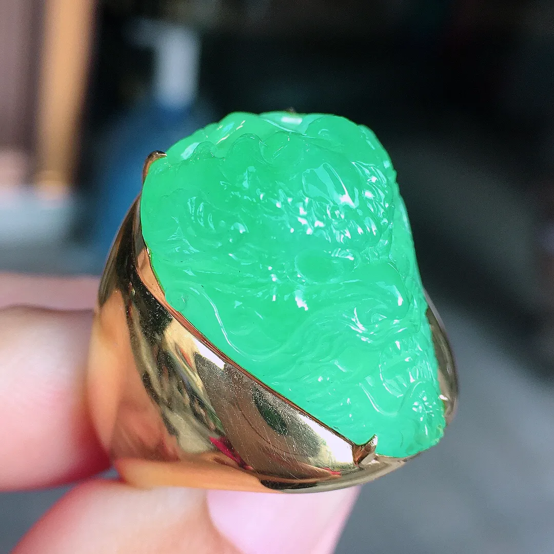 果绿龙头戒指，色泽均匀艳丽，玉质细腻，荧光感超
强，饱满圆润，尽显优雅气质，18k
金豪华镶嵌