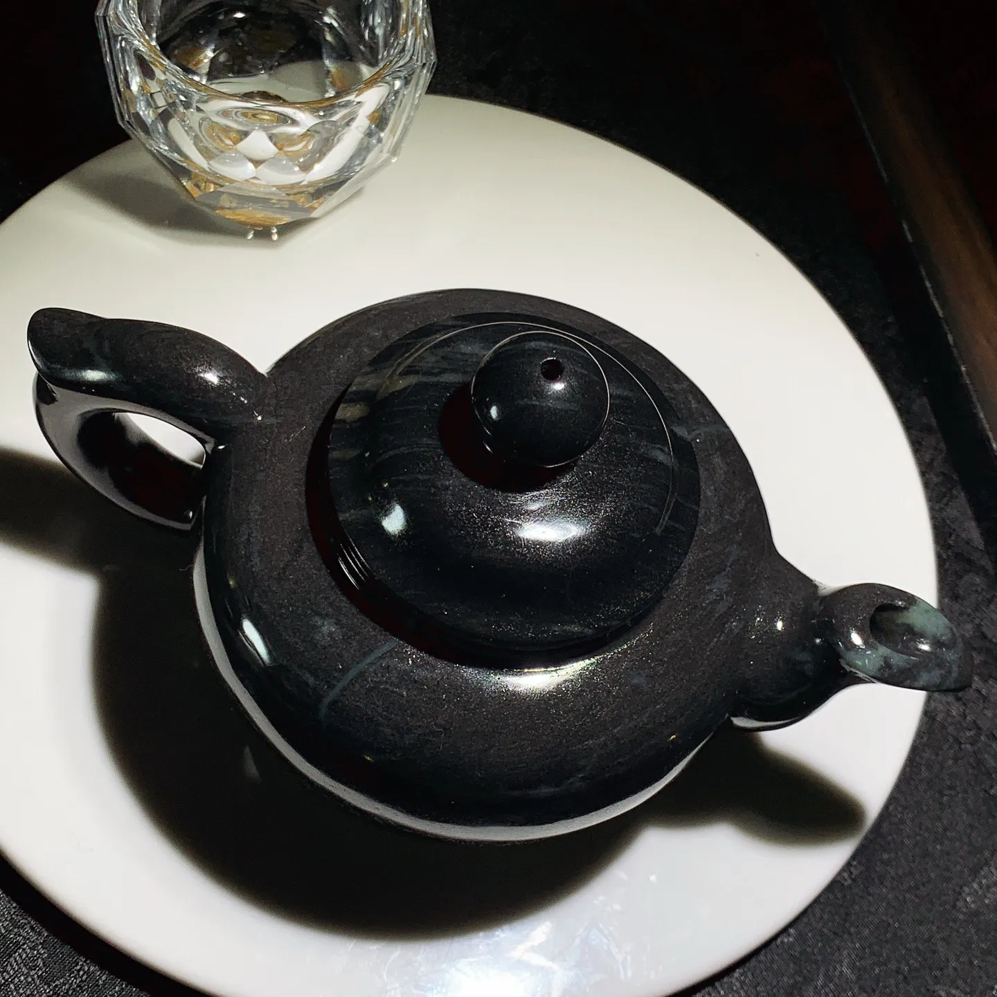 新疆和田玉青花把把把壶摆件。尺寸95/155/94/重445克 玉质细腻油润 底色纯净 脂粉好，品质好。lt251008