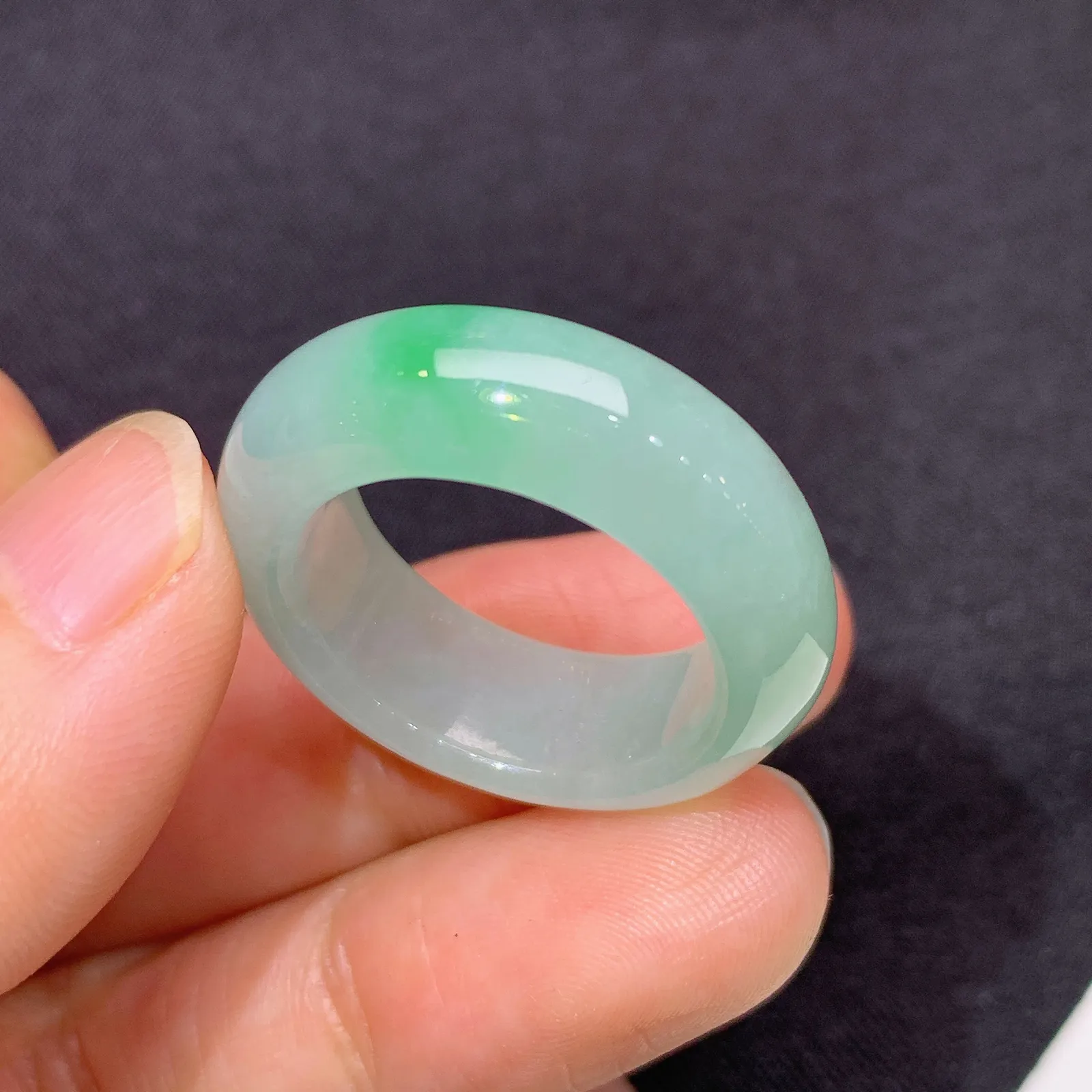 飘绿戒圈，指环，冰冰润润，玉质细腻，种水足 圈口18 尺寸8.2*4.7