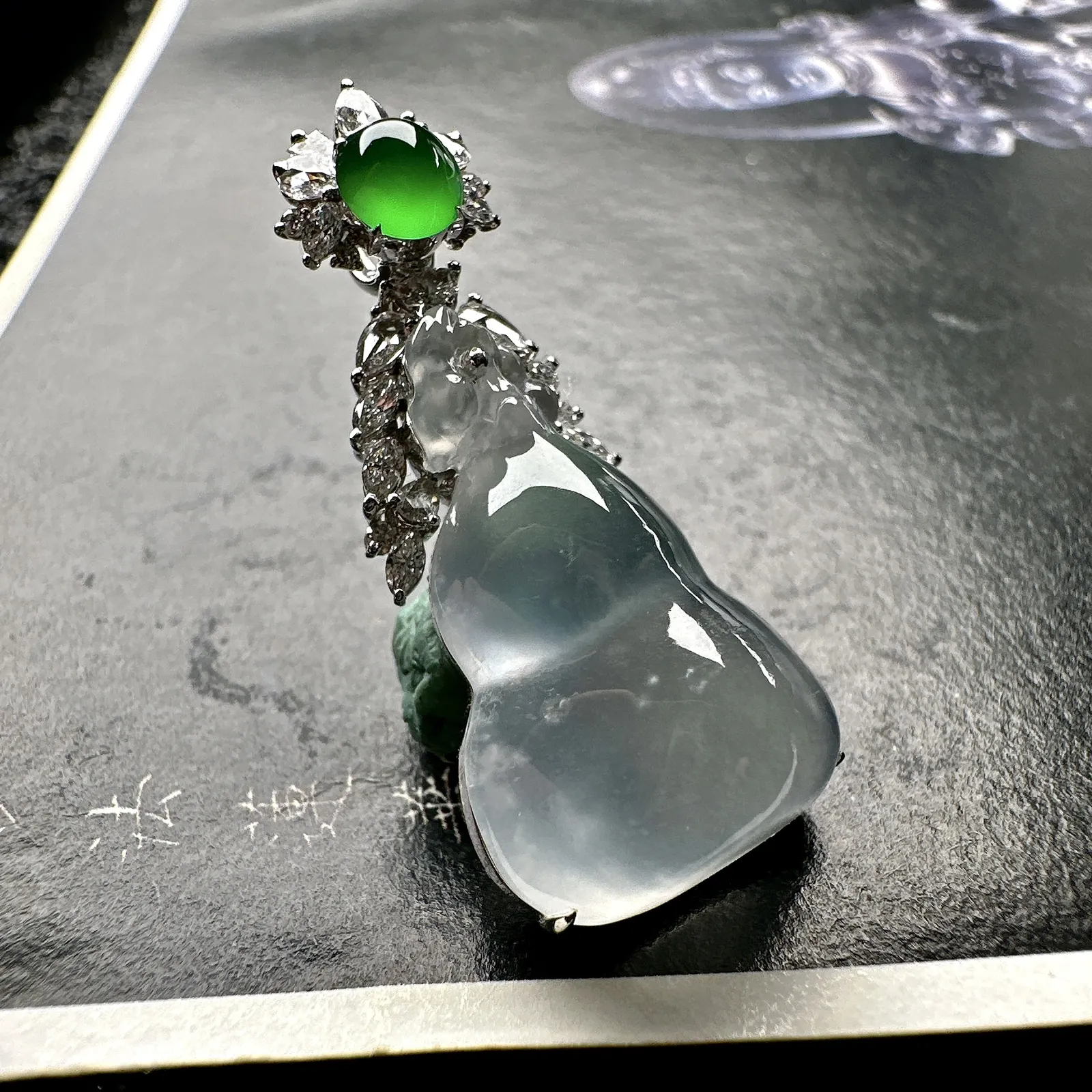 【玻璃种葫芦吊坠】质地细腻清爽，玻璃光泽，荧光感强烈，18K金钻镶嵌，裸石尺寸24*15.3*9毫米