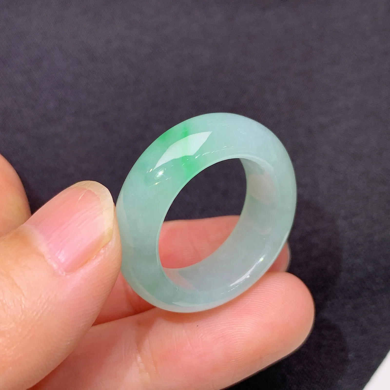 飘绿戒圈，指环，冰冰润润，玉质细腻，种水足 圈口18 尺寸8.2*4.7