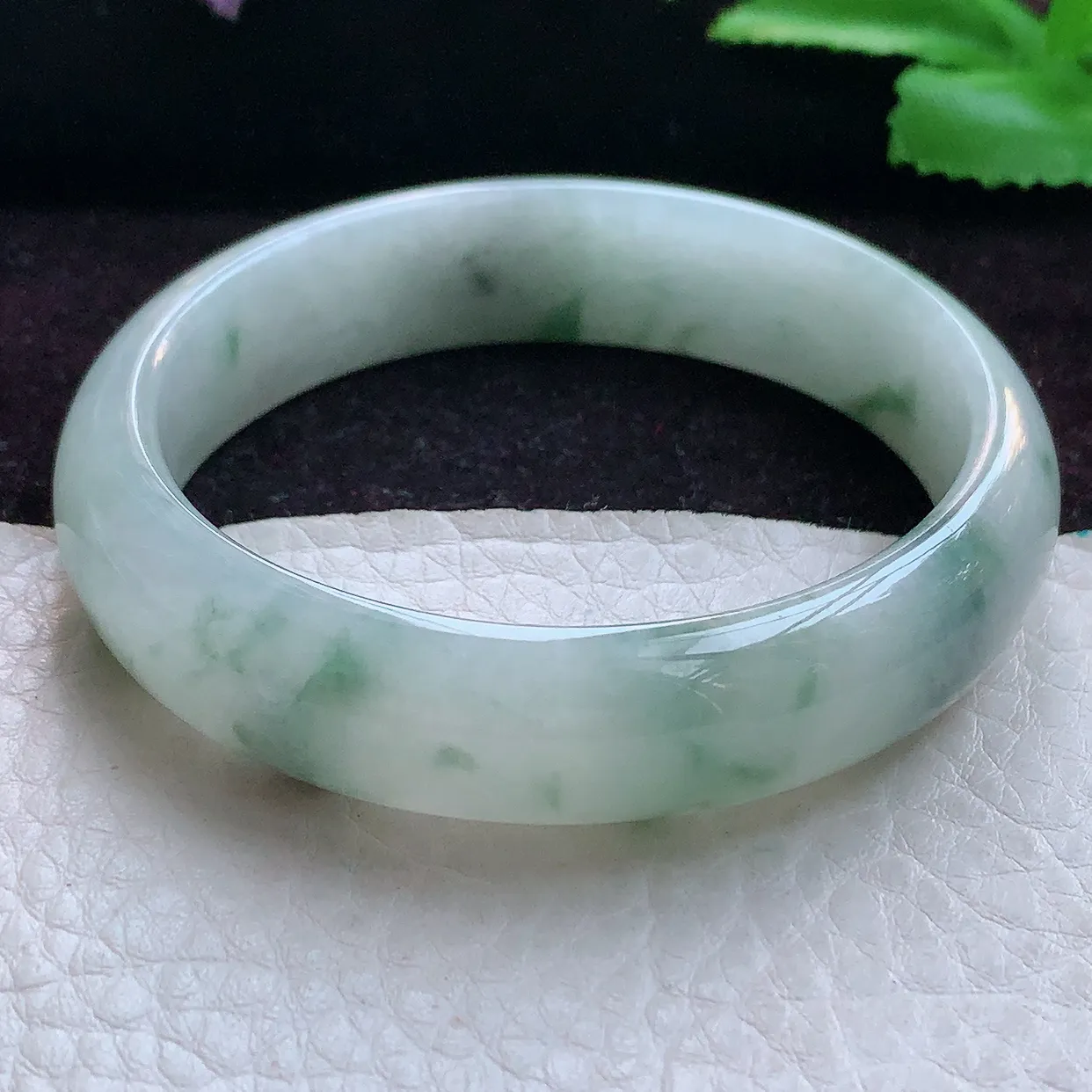 js实拍56*49.5*13.5*6.5贵妃镯 缅甸翡翠A货飘花清秀蛋形宽边玉手镯玉美人镯