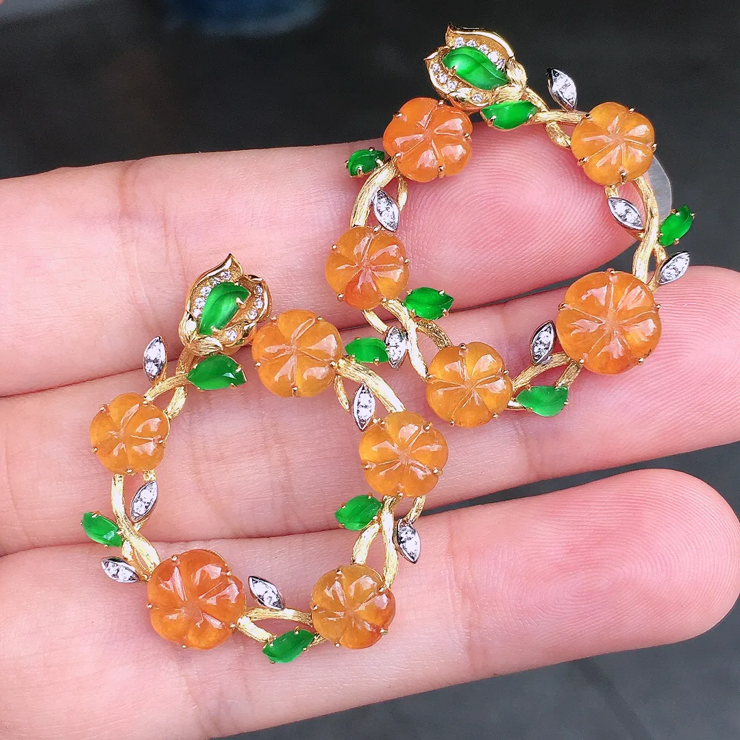 黄翡耳钉，色泽均匀艳丽，玉质细腻，荧光感超
强，饱满圆润，尽显优雅气质，18k
金豪华镶嵌