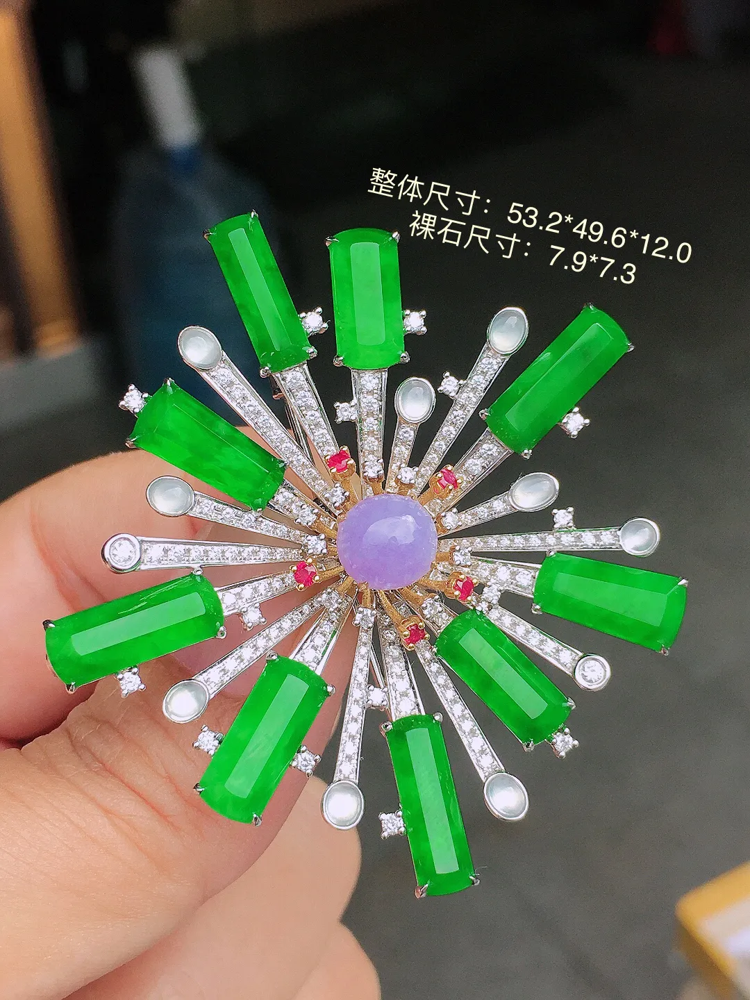 （紫+绿）胸针/吊坠两用款，色泽均匀艳丽，玉质细腻，荧光感超
强，饱满圆润，尽显优雅气质，18k
金豪华镶嵌