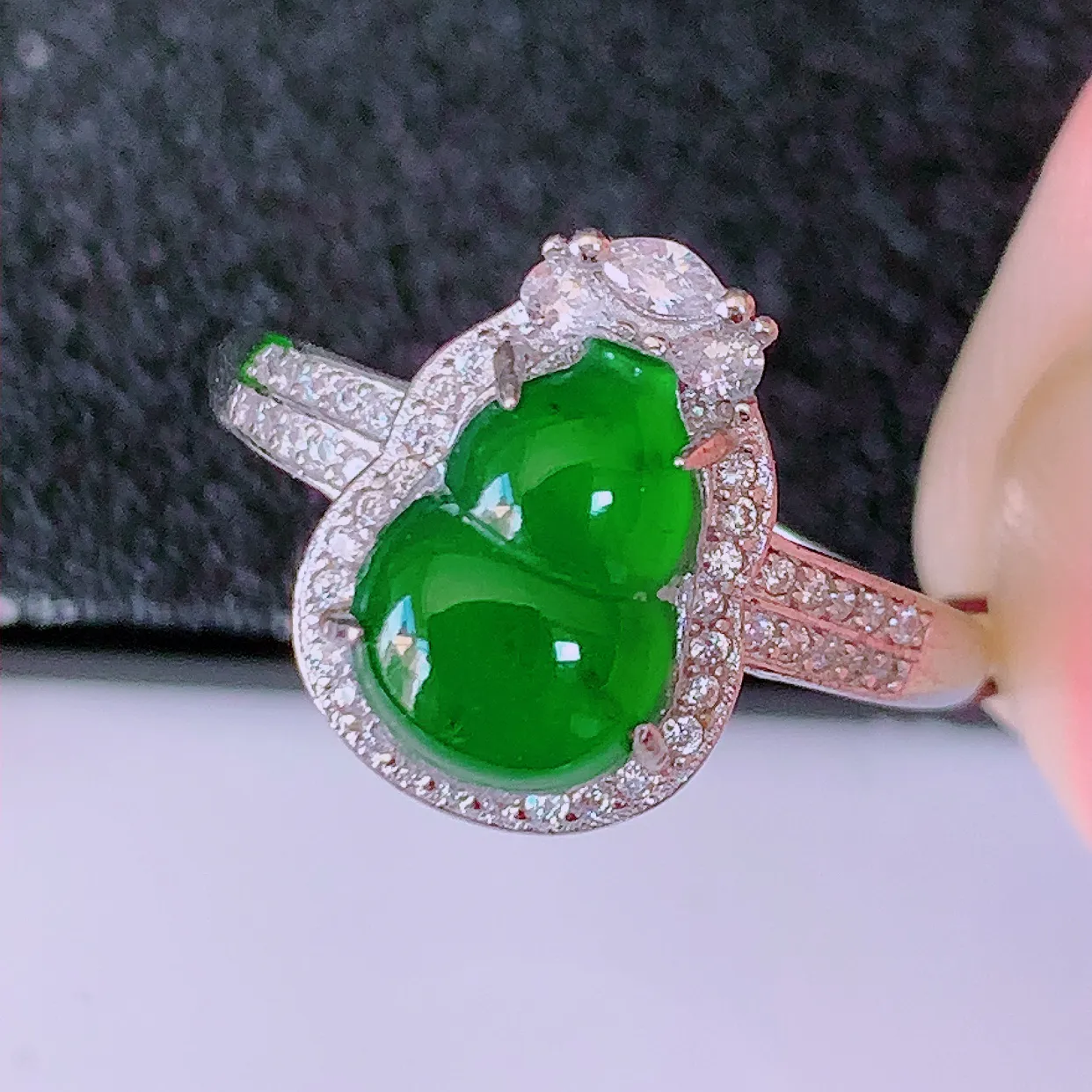 冰透满绿翡翠925银镶嵌葫芦戒指，自然光实拍，翠色灵动，颜色漂亮，种老水足，品相佳，佩戴佳品！#98