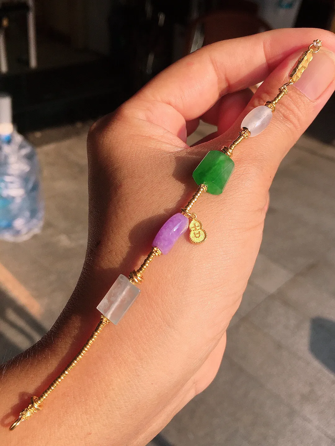 三彩特色手链，色泽均匀艳丽，玉质细腻，荧光感超
强，饱满圆润，尽显优雅气质，18k
金豪华镶嵌
