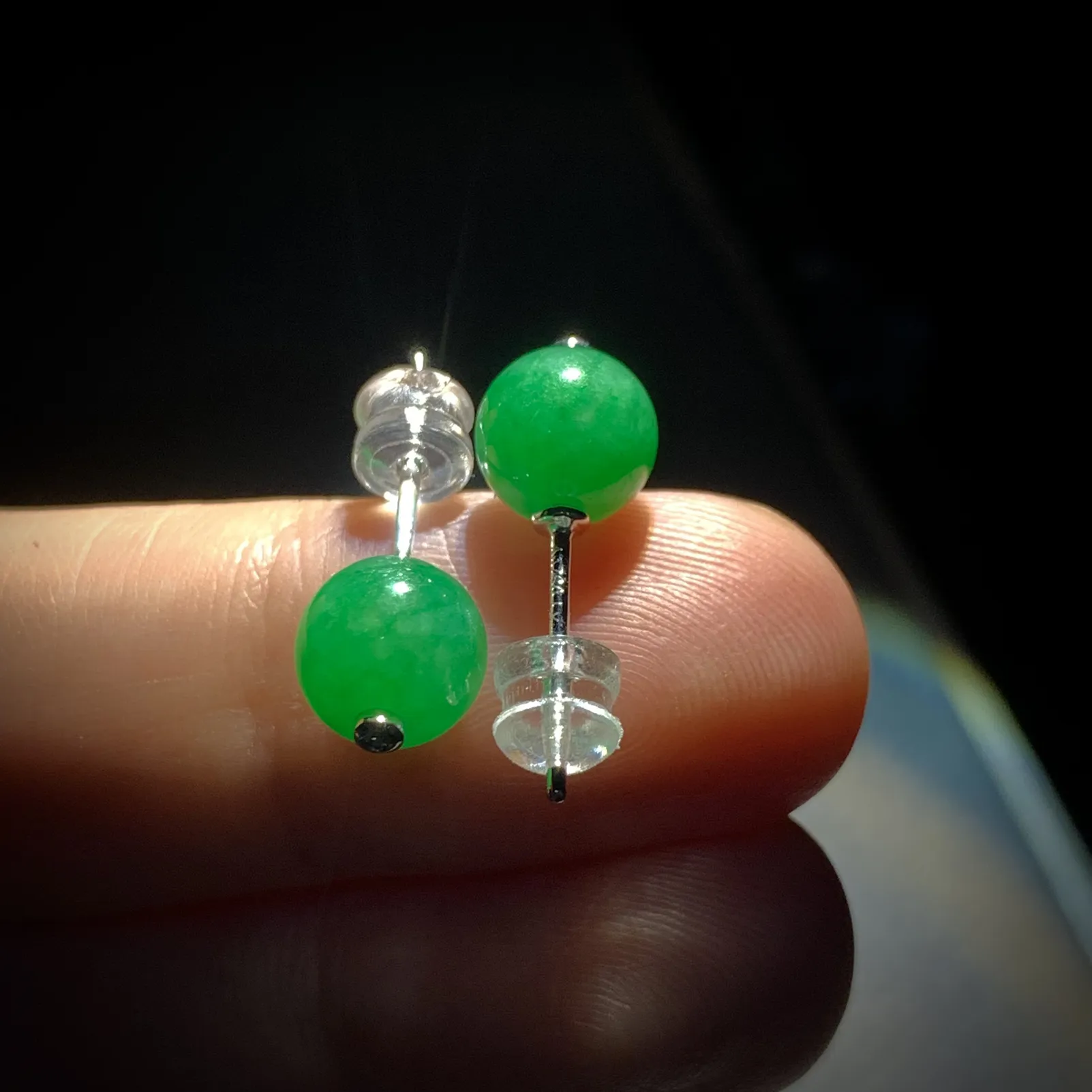 绿珠子耳钉，直径7.8mm，
18K金，南非钻，