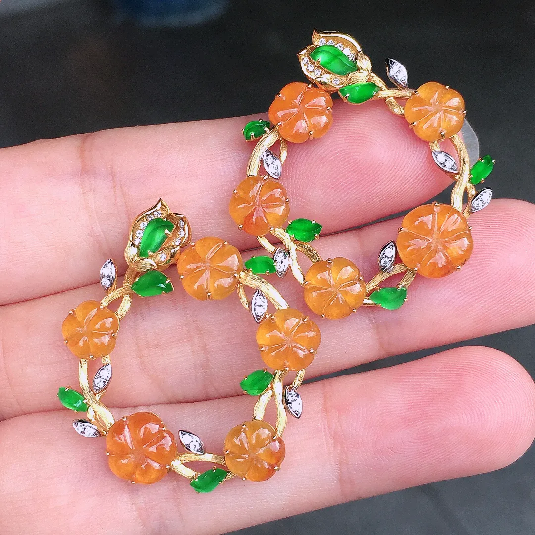 黄翡耳钉，色泽均匀艳丽，玉质细腻，荧光感超
强，饱满圆润，尽显优雅气质，18k
金豪华镶嵌