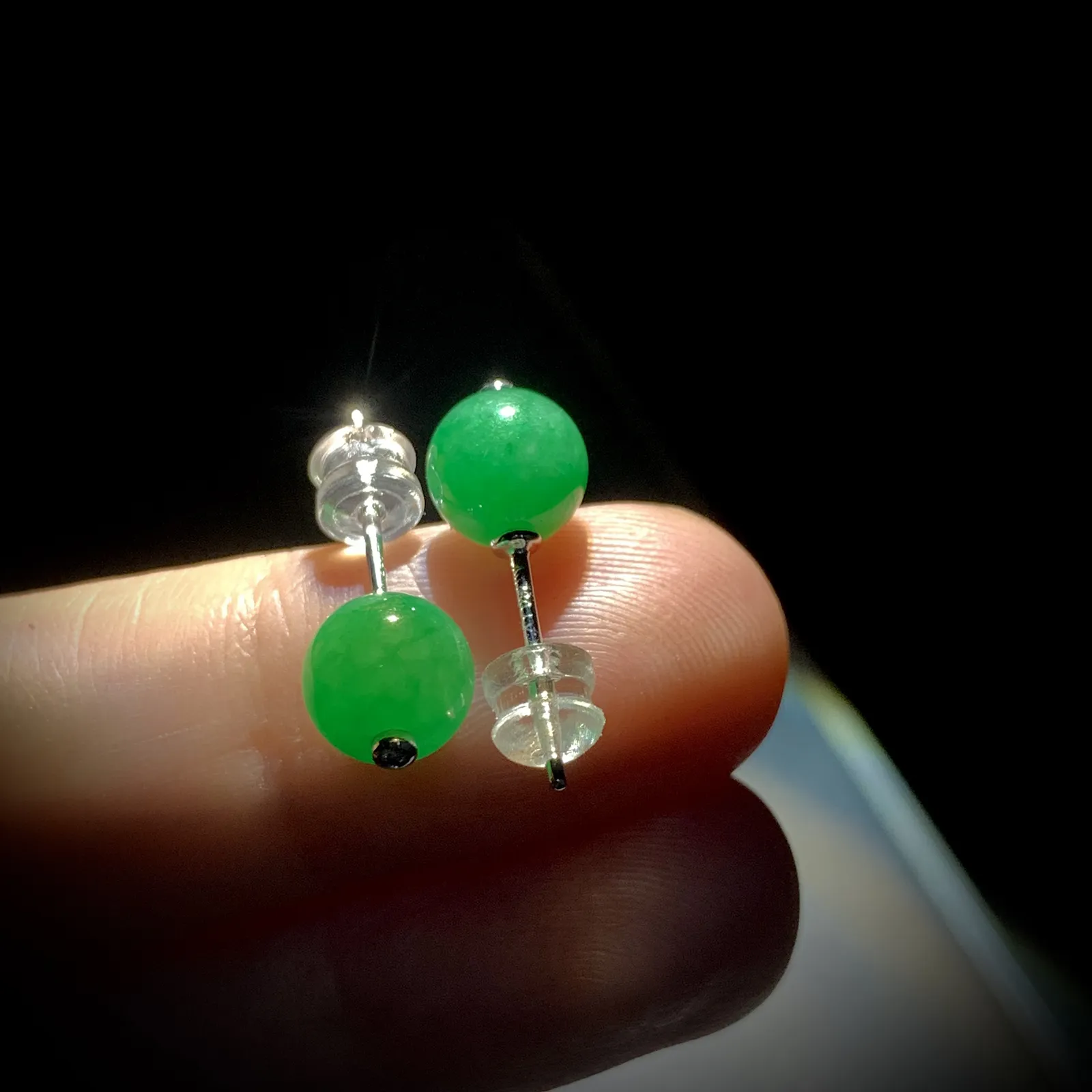 绿珠子耳钉，直径7.8mm，
18K金，南非钻，