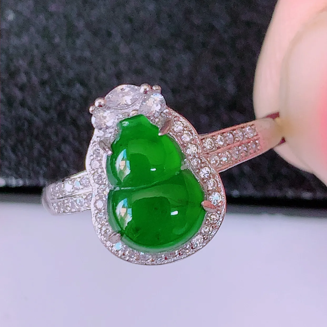 冰透满绿翡翠925银镶嵌葫芦戒指，自然光实拍，翠色灵动，颜色漂亮，种老水足，品相佳，佩戴佳品！#98.5（圈口可调大小） 整体23.5*17.5*5.5裸裸9.5*7