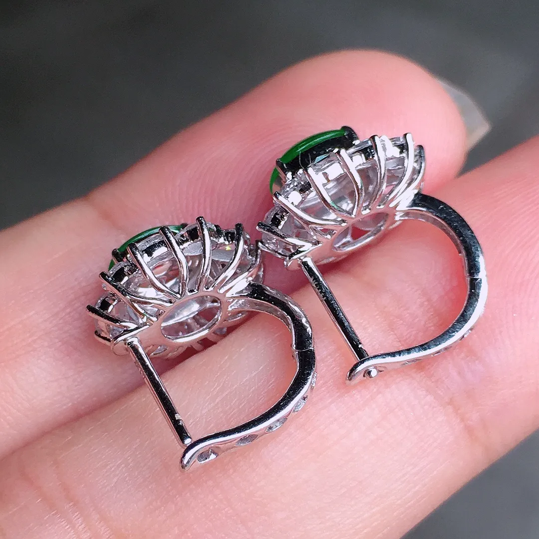 阳绿蛋面耳钉，色泽均匀艳丽，玉质细腻，荧光感超
强，饱满圆润，尽显优雅气质，18k
金豪华镶嵌