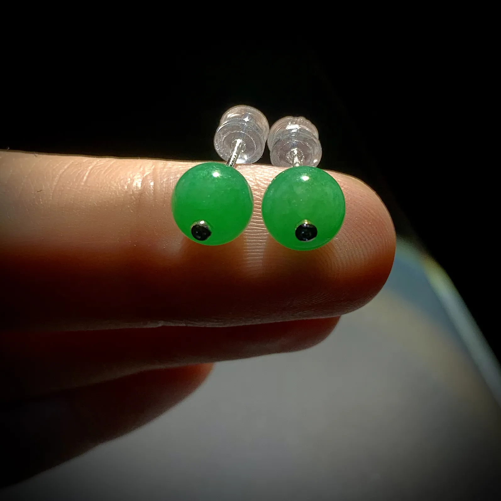 绿珠子耳钉，直径7.8mm，
18K金，南非钻，
