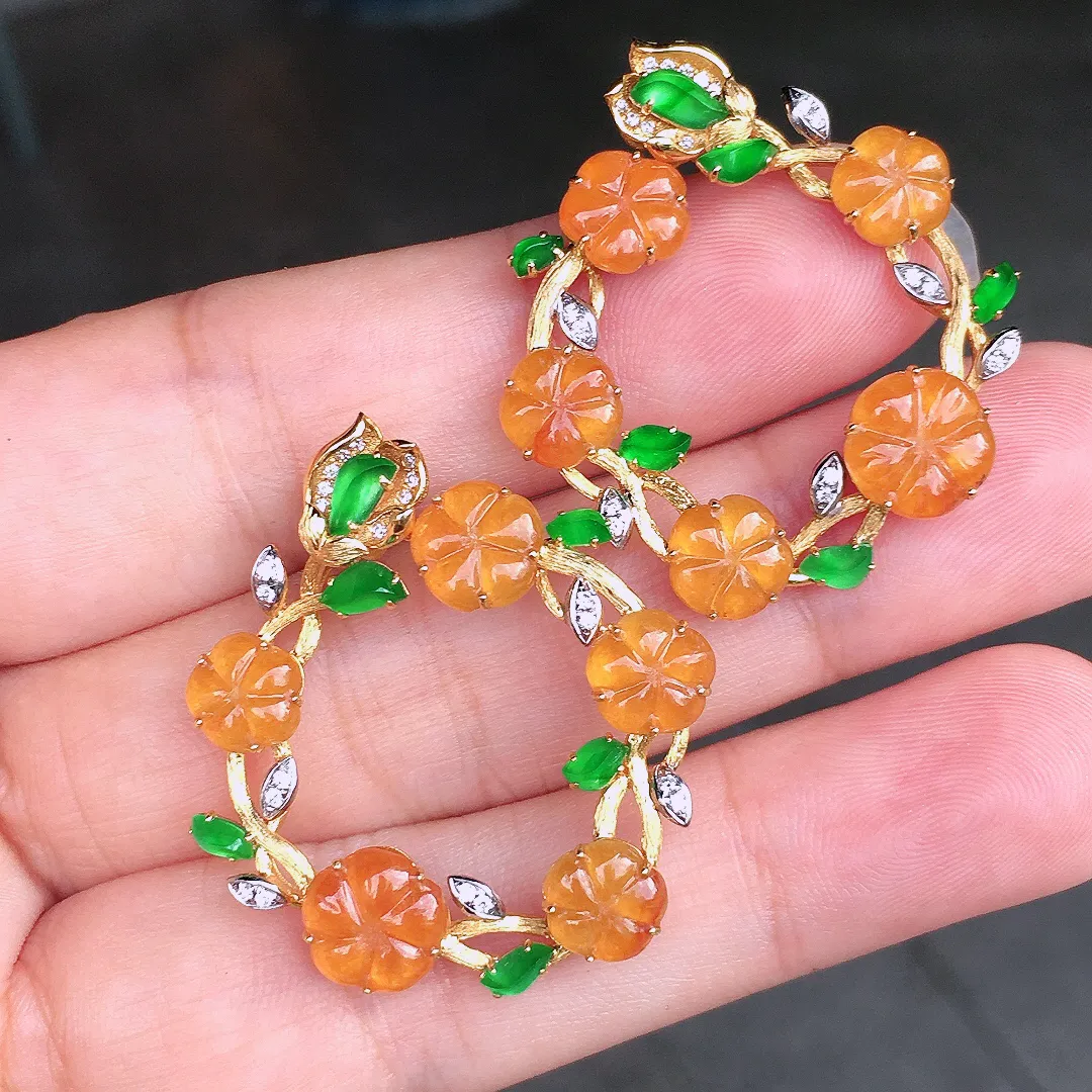 黄翡耳钉，色泽均匀艳丽，玉质细腻，荧光感超
强，饱满圆润，尽显优雅气质，18k
金豪华镶嵌