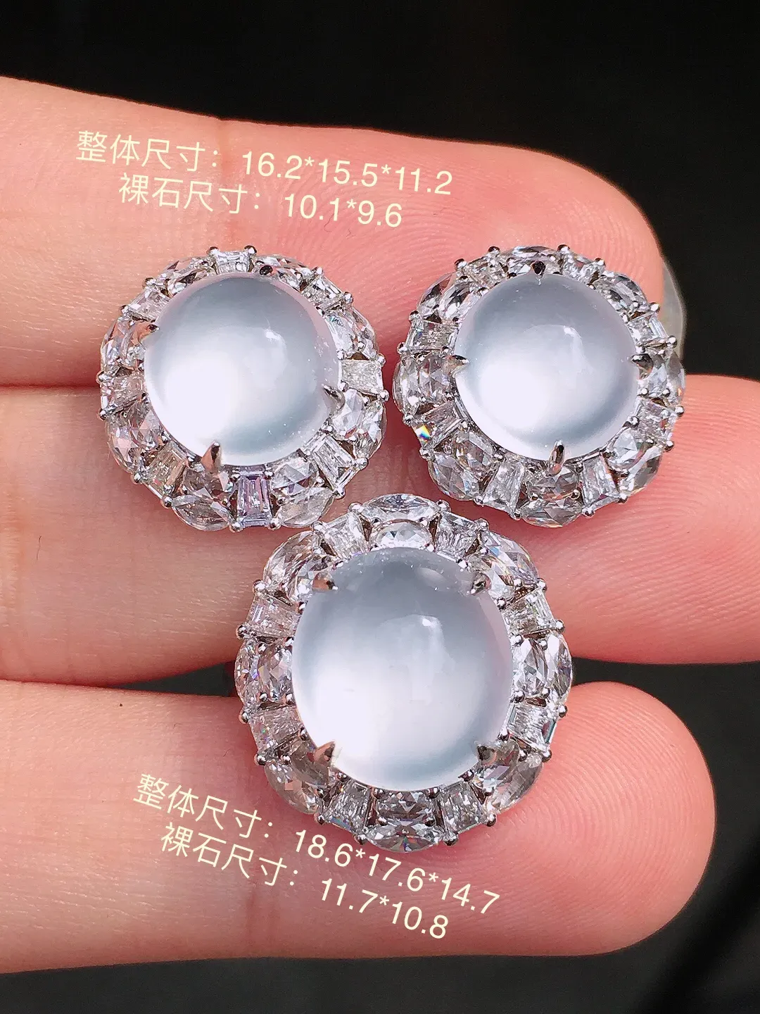 冰种蛋面套装（耳钉+戒指），玉质细腻，荧光感超
强，饱满圆润，尽显优雅气质，18k
金豪华镶嵌