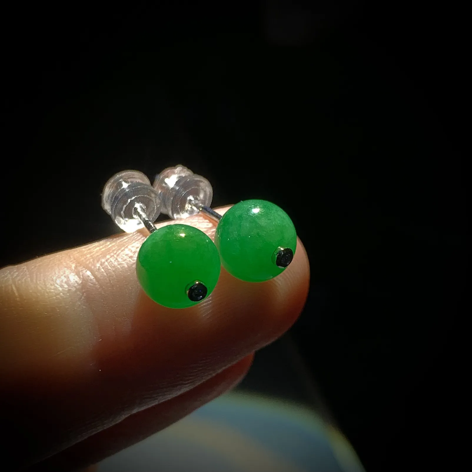 绿珠子耳钉，直径7.8mm，
18K金，南非钻，