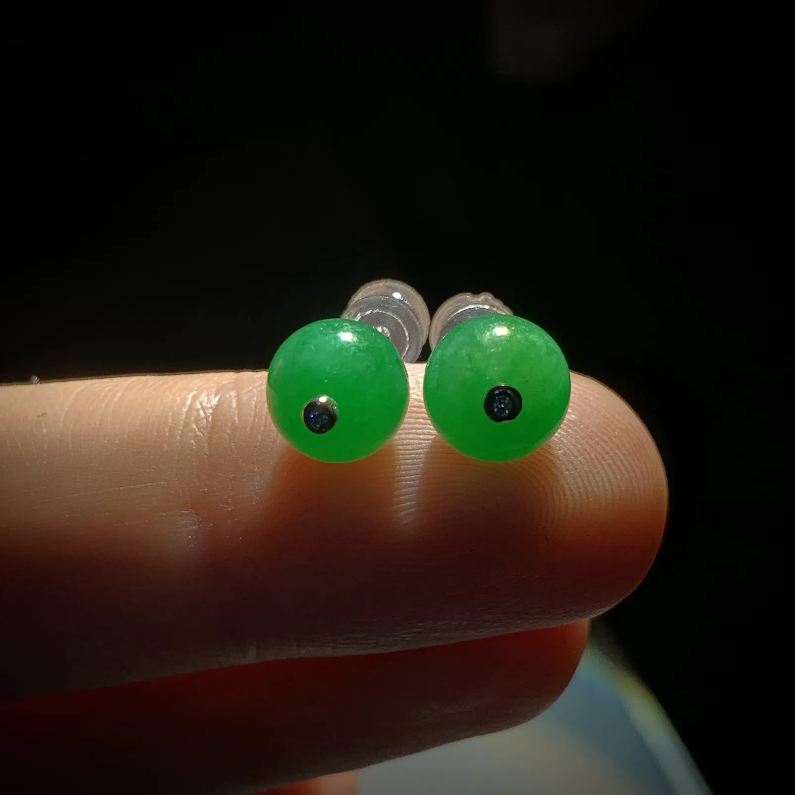 绿珠子耳钉，直径7.8mm，
18K金，南非钻，