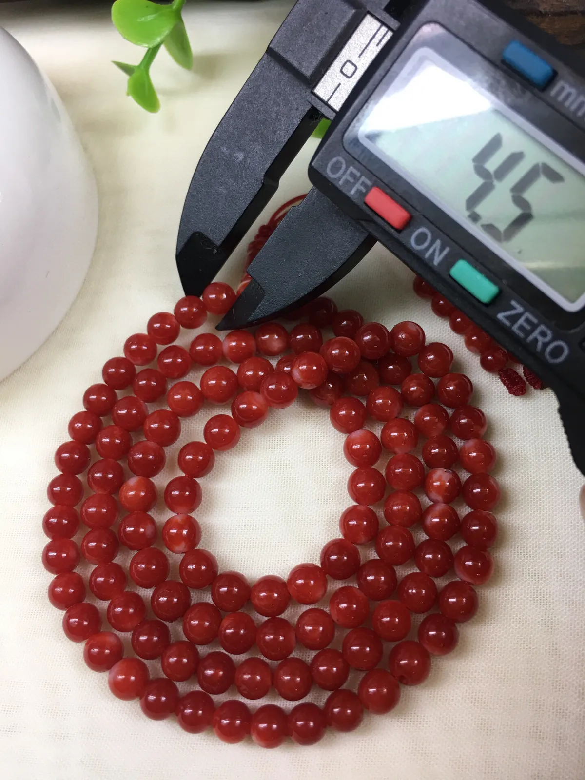 【天然日本阿卡牛血红珊瑚5mm圆珠108粒佛珠链】项链手链两用款！日本产地，阿卡材料，牛血红颜色，光泽柔润透亮，直径约5-4.5mm，重量16.02克，珊瑚本为佛教珍宝，来自深海千年生长，有生长纹，属于有机宝石，气场强大，稀少珍贵！每粒均为天然无添加无修补！少虫眼少白芯！收藏精品！传承宝贝！