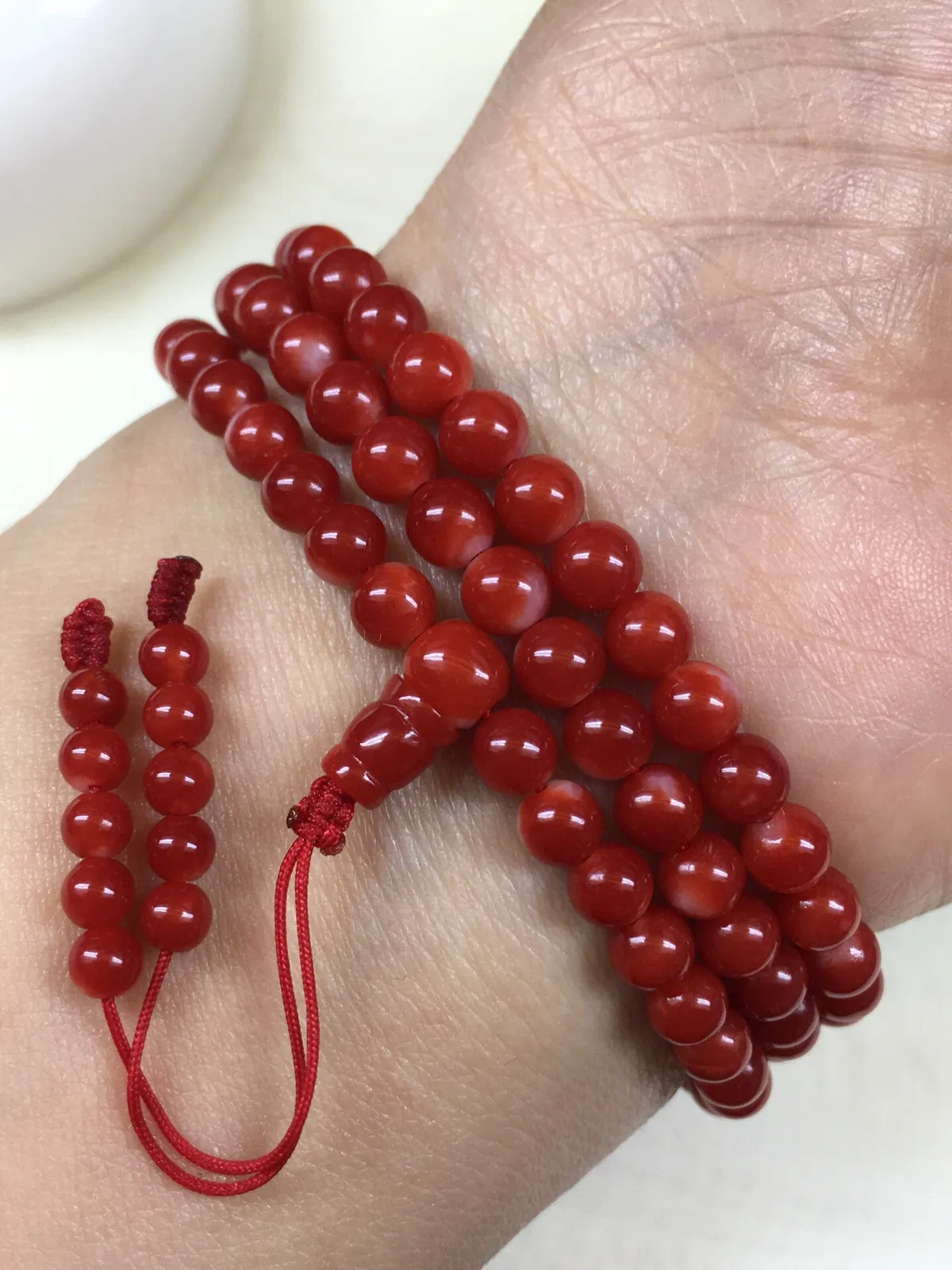 【天然日本阿卡牛血红珊瑚5mm圆珠108粒佛珠链】项链手链两用款！日本产地，阿卡材料，牛血红颜色，光泽柔润透亮，直径约5-4.5mm，重量16.02克，珊瑚本为佛教珍宝，来自深海千年生长，有生长纹，属于有机宝石，气场强大，稀少珍贵！每粒均为天然无添加无修补！少虫眼少白芯！收藏精品！传承宝贝！