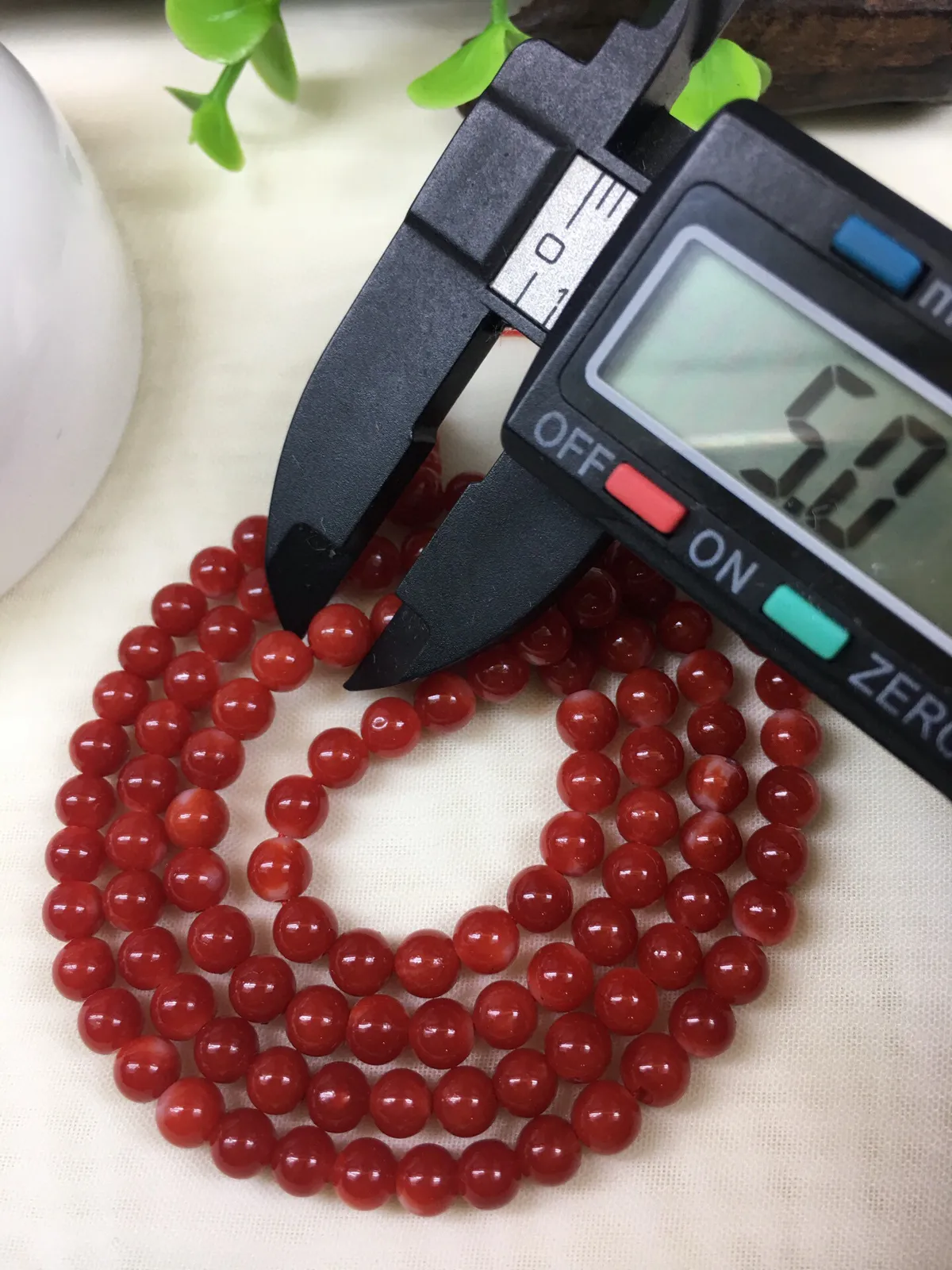 【天然日本阿卡牛血红珊瑚5mm圆珠108粒佛珠链】项链手链两用款！日本产地，阿卡材料，牛血红颜色，光泽柔润透亮，直径约5-4.5mm，重量16.02克，珊瑚本为佛教珍宝，来自深海千年生长，有生长纹，属于有机宝石，气场强大，稀少珍贵！每粒均为天然无添加无修补！少虫眼少白芯！收藏精品！传承宝贝！