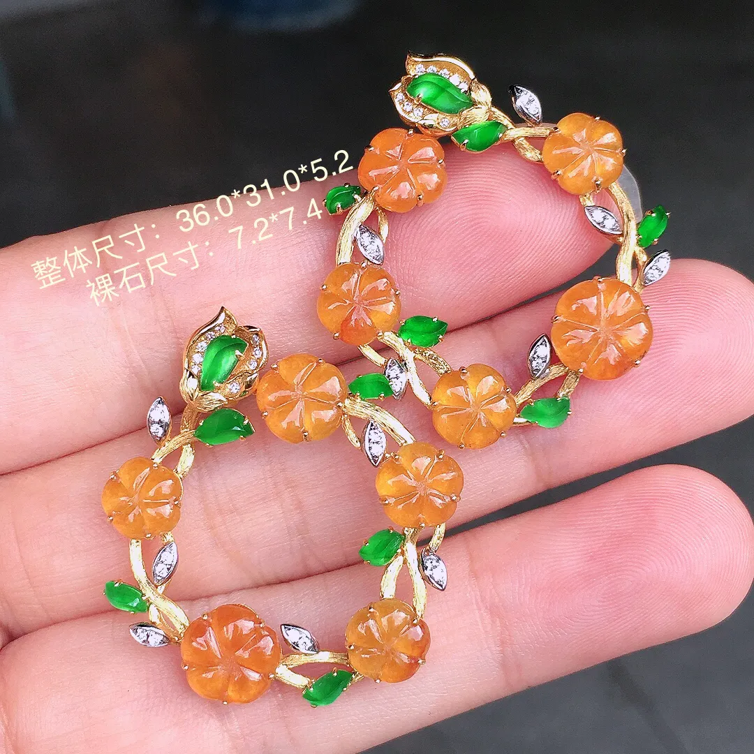黄翡耳钉，色泽均匀艳丽，玉质细腻，荧光感超
强，饱满圆润，尽显优雅气质，18k
金豪华镶嵌