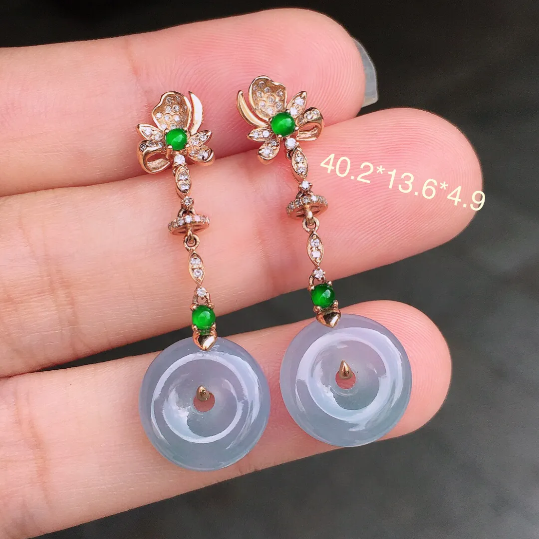 紫罗兰平安扣耳坠，色泽均匀艳丽，玉质细腻，荧光感超
强，饱满圆润，尽显优雅气质，18k
金豪华镶嵌