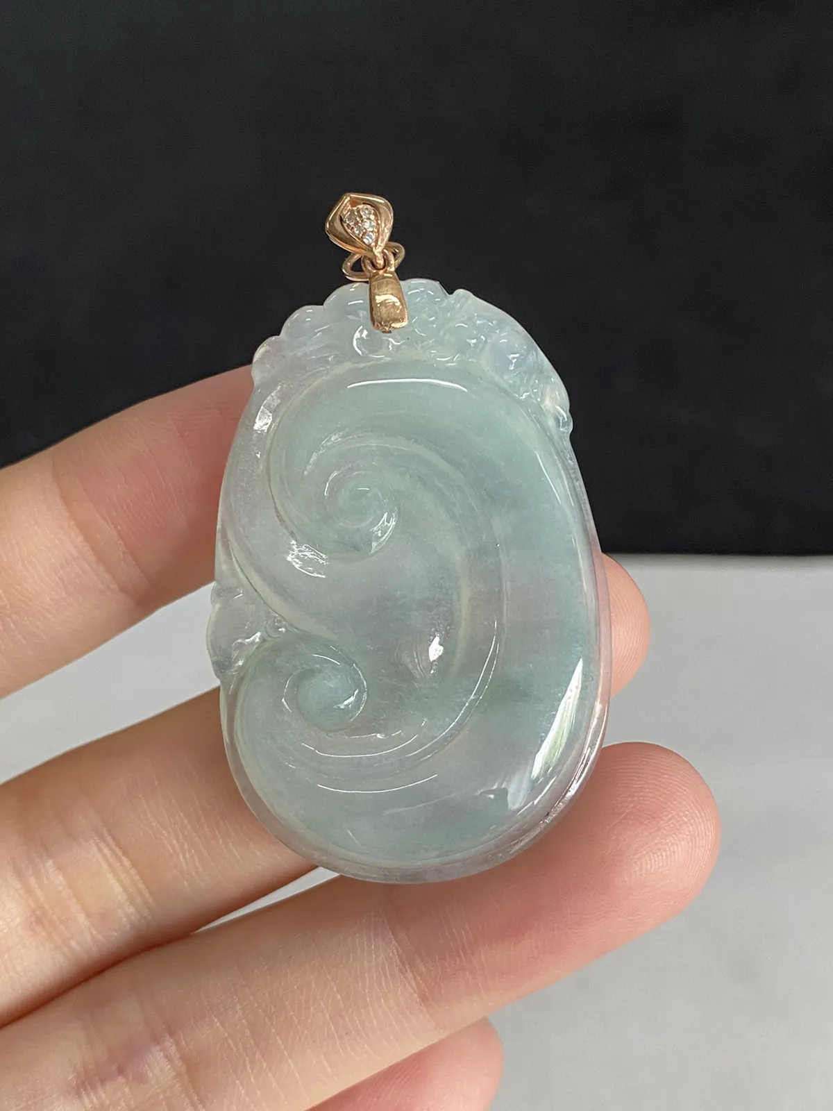 翡翠冰糯种淡绿色如意，印记：Au750,伴钻石