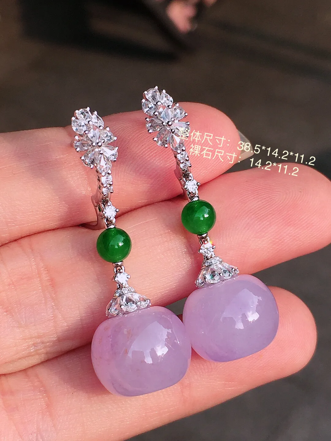 紫罗兰珠子耳坠，色泽均匀艳丽，玉质细腻，荧光感超
强，饱满圆润，尽显优雅气质，18k
金豪华镶嵌