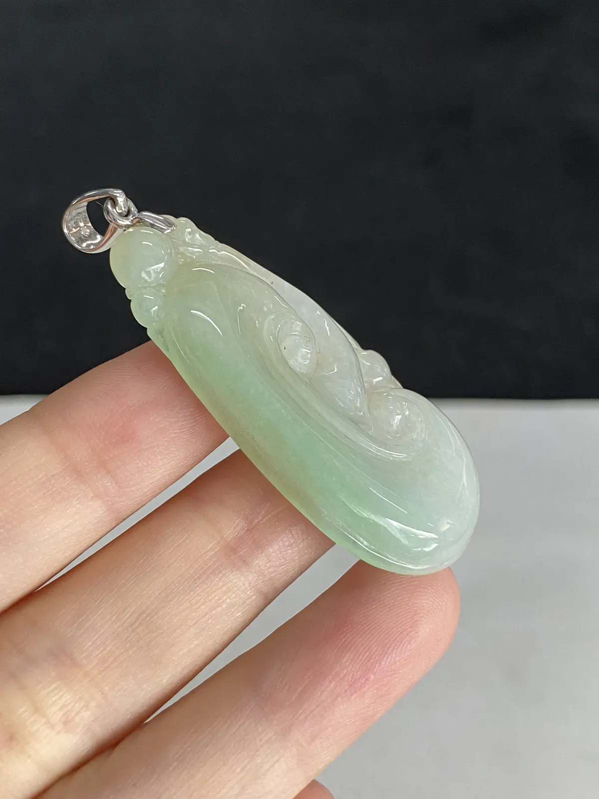 翡翠糯化种绿色吊坠，印记：Au750