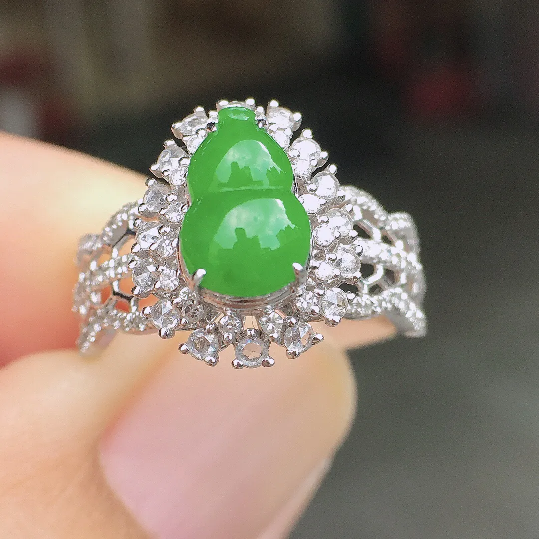 阳绿葫芦戒指，色泽均匀艳丽，玉质细腻，荧光感超
强，饱满圆润，尽显优雅气质，18k
金豪华镶嵌