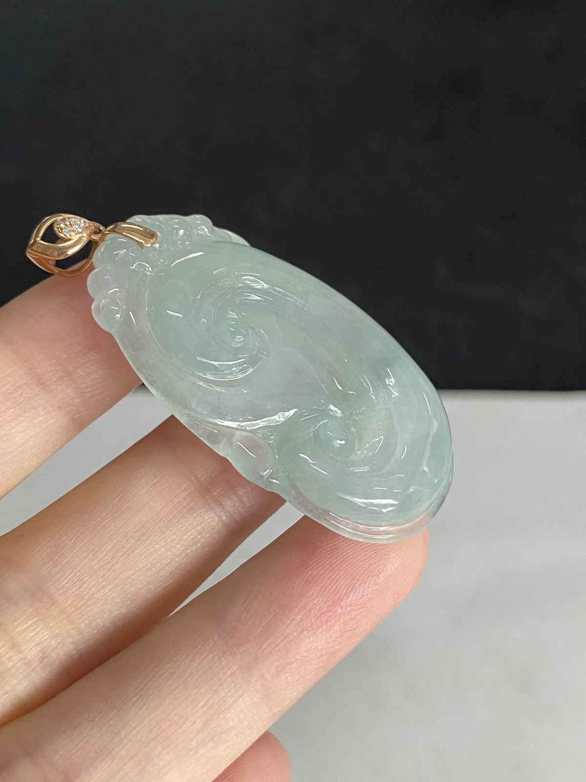 翡翠冰糯种淡绿色如意，印记：Au750,伴钻石