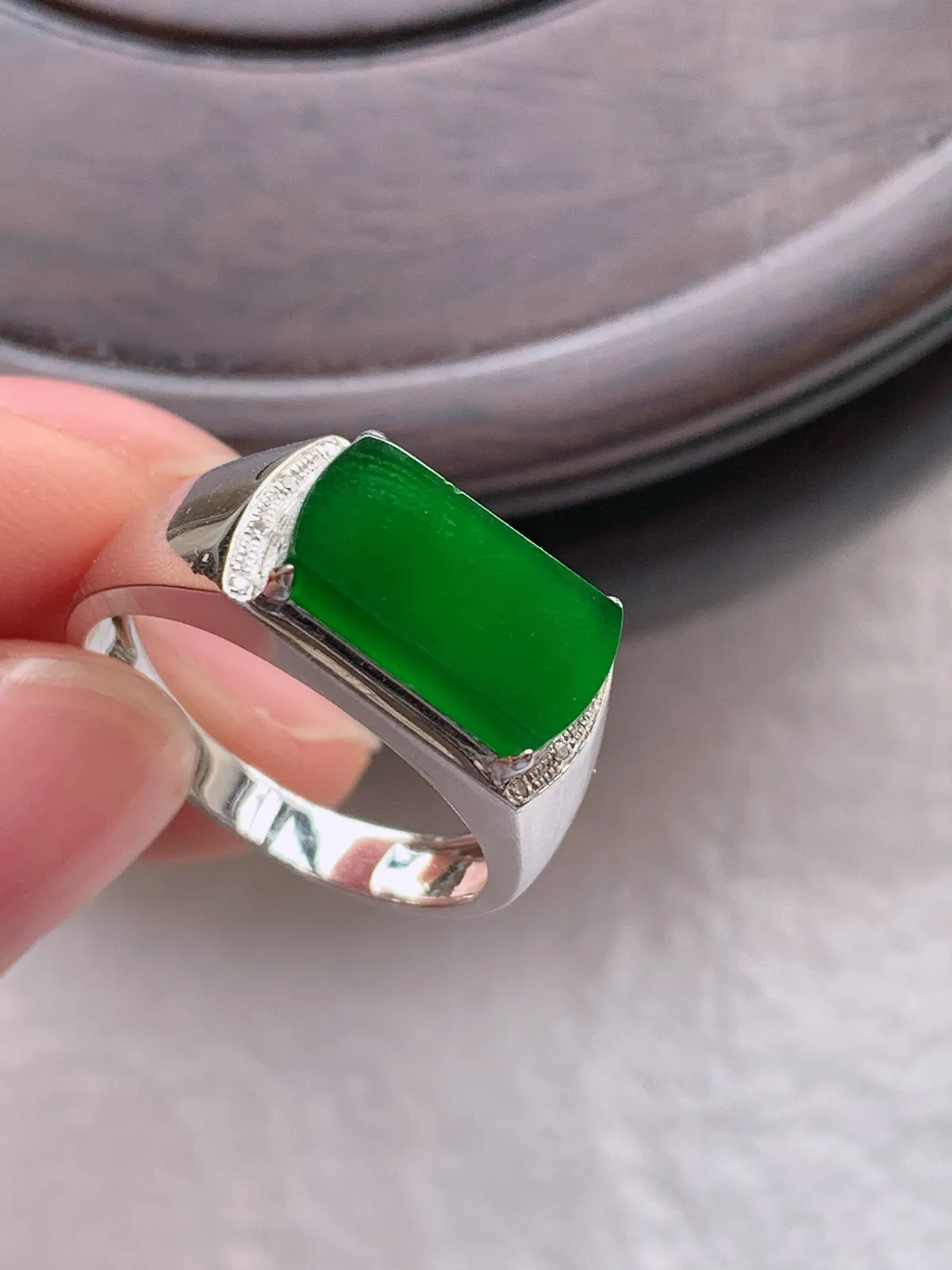 翡翠a货18k金冰种满绿马鞍戒指，尺寸18.6-12.5-7.3，重量:3.24g